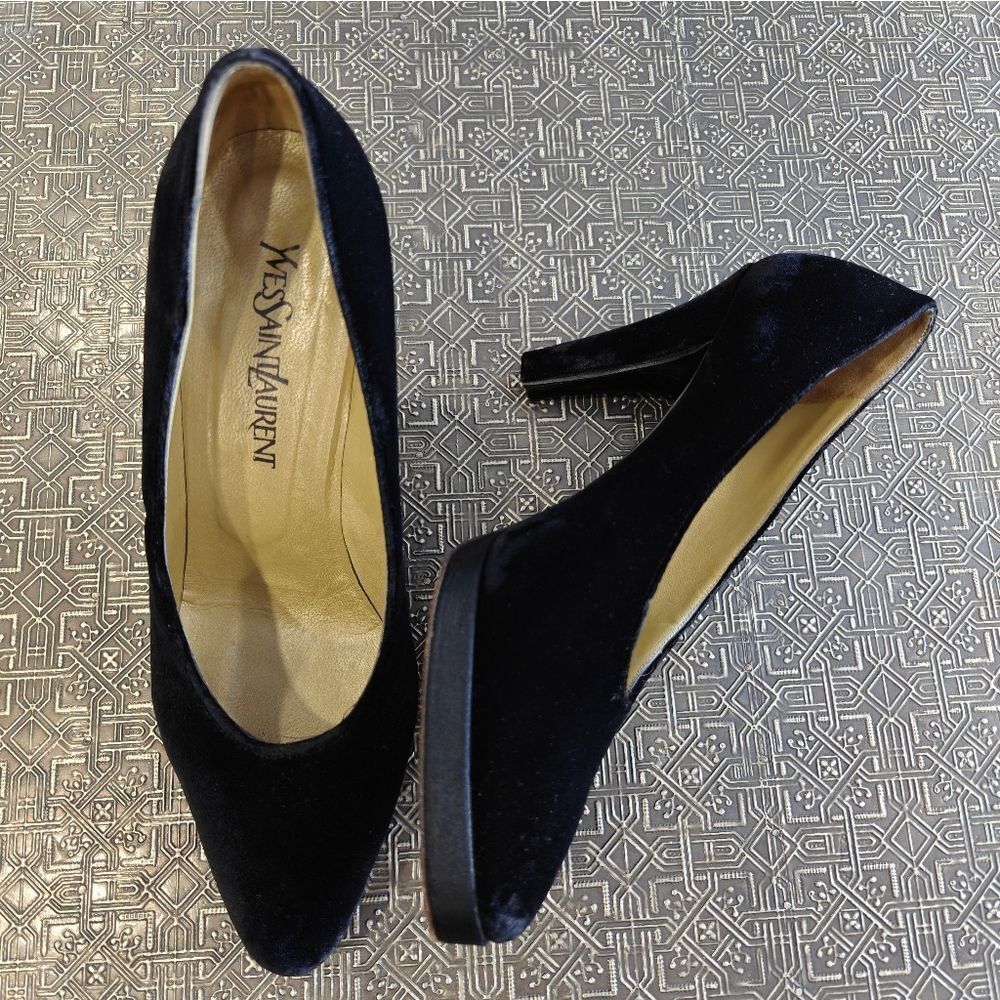 🐢 Yves Saint Laurent Black Velvet Pumps Size 9 Good Shape!